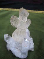 Angyalka , hegyi kristályból és üvegből  ,antik  és 10 cm  magassággal   , eladó