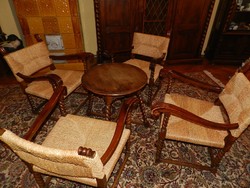 Kolóniál kisasztal 4 db fotellel