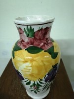 Hollóházi kerámia váza. Kezel festett virág mintával. L-28