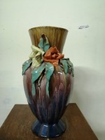 Komlós kerámia  váza. Kézzel festve szivárvány színű máz. Virág díszek.  