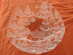 A giant glass centerpiece with a mountain pine pattern