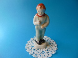 Aquincumi porcelán fiú virággal