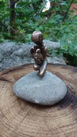 Galambos fiú, bronz szobor - Szigeti Magda alkotása 