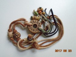Kézzel faragott szantálfa medállal és gyöngyökkel nyaklánc 64 cm