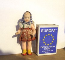 Régi antik mini, kisméretű kaucsuk baba eredeti ruhájában