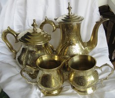 Dekoratív fém kávéskanna, teáskanna, cukortartó, kiöntő .Kannák 24,5 cm és 20,5 cm magas 