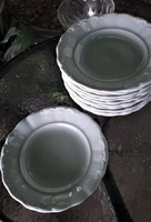 Vitrin állapotú inda mintás fehér Zsolnay lapos tányérok 12 db. 