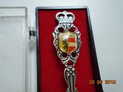 Ezüstözött áttört osztrák souvenir kiskanál Salzburg zománc címerrel ,dobozában