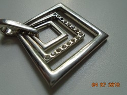 Art Deco geometrikus medál kövekkel
