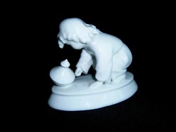 Zsolnay pajzspecsétes fehér porcelán búgócsigával játszó kisgyerek