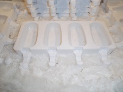 JÉGKRÉM FORMA - ÚJ - SZILIKON jégkrém méret 9 x 5 x 2,5 cm- rajta kis rés pálcika becsúsztatására