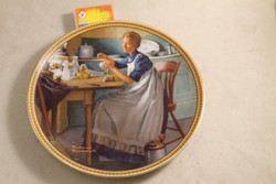 Szignált festmény jelenetes porcelán tányér 610