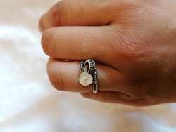Antik markazitokkal kirakott ezüst gyűrű, amely kézzel faragott, kézműves kagyló virággal diszített