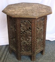 Kézműves faragott összehajtható fa  teázó asztal, 47 cm magas,lap mérete 45x45 cm. 