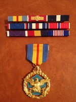 USA kitüntetés Kiemelkedő Védelmi Szolgálatért Érem szalagsávval, Eredeti,Amerikai Dobozban
