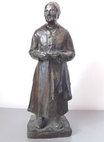 Beszédes János László Kendős nő ünnepi ruhában bronz szobor