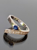 Káprázatos ezüst gyűrű kis kék Zafír és fehér cirkónia kövekkel