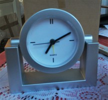 Pofás, formás ezüst szürke asztali óra 13 cm * 11,5 cm, eredeti dobozában 