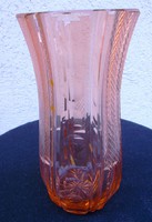 Szépen megmunkált narancsos vörös üveg váza