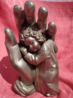 A védelmező kéz, ón szobor