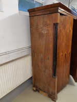 Antik, korai biedermeier oszlopos szekrény és karszék, felújítandó