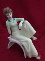 Alba Júlia porcelán figura, kézzel festett, pihenő hölgy, magassága 19,5 cm.