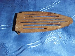 Antik kisméretű rácsos vasaló tartó