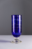 Üveg váza, dupla falú, talpas, kék színű.