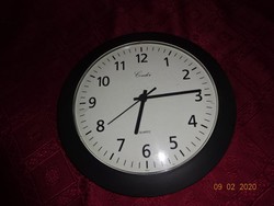 Olasz quartz fali óra, átmérője 28 cm. Fekete számlap, fekete műanyag keret.