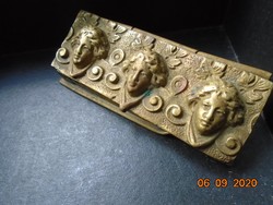 Antik fedeles 3 rekeszes aranyozott bronz/tömör réz tartó 3 dombor  fejjel