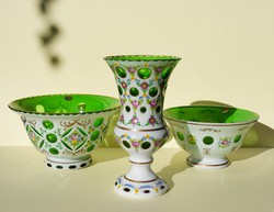Cseh Bohemia fehér zöld rétegelt üveg váza tál 3 db-os szett biedermeier stílus kézzel festett üveg 