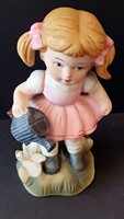 Biszkvit porcelán kislány, öntöző kannával és kislibával.Jelzett, 13 cm.