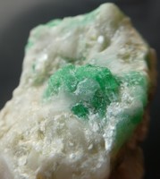 Természetes Berill variáns Smaragd kristályok a kalcit anyakőzetben. 33 gramm.