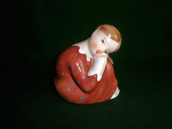 Bodrogkeresztúri kerámia piros ruhás ülő kislány