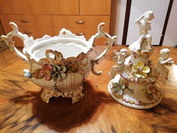 Lenyűgöző olasz Bassano majolica fedeles asztalközép három puttóval, gazdag viragplasztikákkal