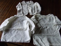 Régi, vegyes méretű antik baba ruhák egyben-kis rékli, keresztelő ingek, az egyik azsúros 