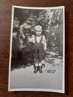 Régi gyerekfotó kisfiú játék falóval fénykép 