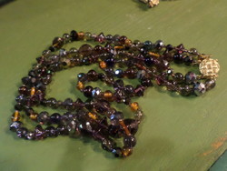 58-56 cm-es , kétsoros ,vegyes színű és formájú üveggyöngyökből álló nyaklánc .