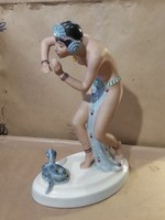 Kígyóbűvölő táncosnő szobor, porcelánból, 24 cm magas.