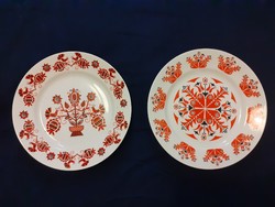 2 plates that can be hung on the raven house wall
