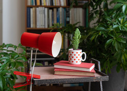 Íróasztalra, polcra csiptethető retro lámpa - vadítóan piros midcentury modern design lámpa