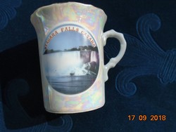 Souvenir csésze a Niagara vízeséssel és Kanada nemzeti szimbólúmával a juharlevél