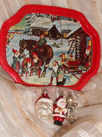Aranyos, régi fenyődíszek, 3db. egy kis karácsonyi jelenetes fém tálcával.