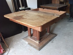 Antik oszloplábú, rézpapucsos kinyitható asztal