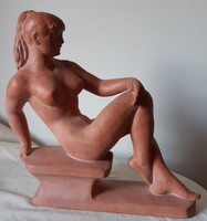 Kelemen Kristóf: ülő női akt szobor, 27 cm