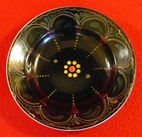 Fekete alapú, kézi festéssel díszített tányér, 23 cm