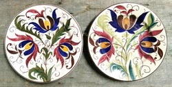 Két darab, 23.5 cm-es átmérőjű városlődi kézzel festett tányér, XX. század első harmada. 
