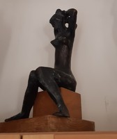 Veszprémi Imre: Kavicson ülő nő (1963), bronz szobor, 37 cm