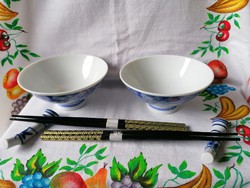 Kínai porcelán szószos készlet (dobozában)2db szószos tálka-2db evőpálcika szett-2db pálcika tartó