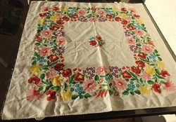 Machine-painted tablecloth with Kalocsa pattern